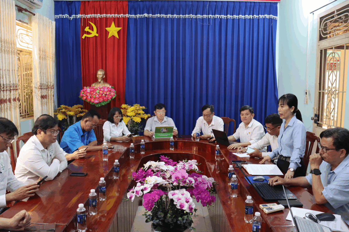 Lãnh đạo Cao su Phước Hòa thăm, tặng quà và động viên công nhân Đội sản xuất Lai Uyên